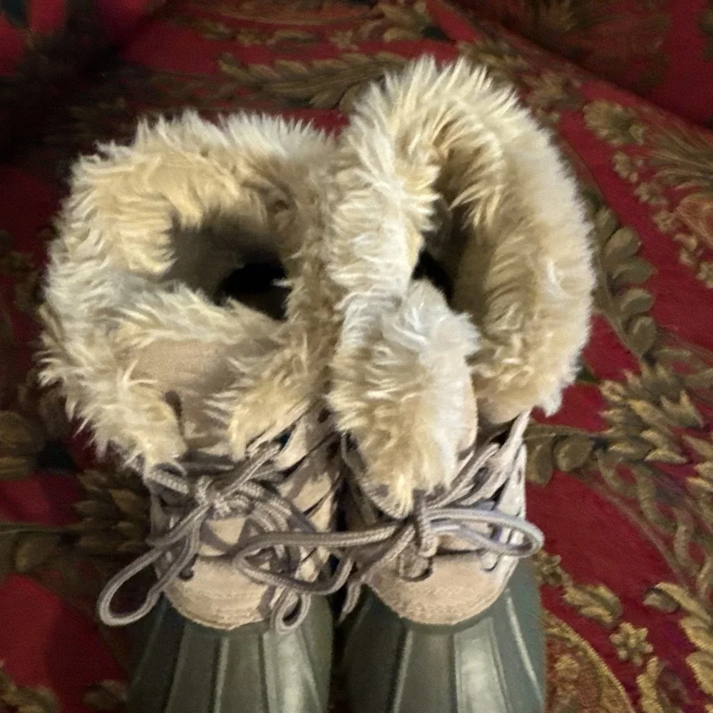 American Eagle Women's Leather & Rubber Shearling Lined Duck Boots Size 8 - EUC